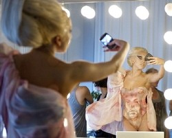 Lady Gaga Pakai Dress Bermotif Ratusan Wajah Fans