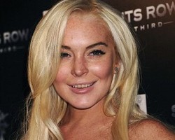 Hiii...Gigi Lindsay Lohan Kuning