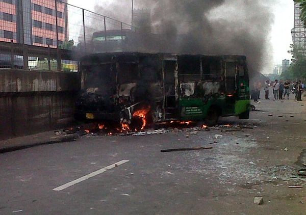 Metromini Dibakar Massa di Kebon Jeruk 
