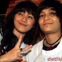 The Virgin Nggak Jaim Makan di Kaki Lima