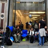 Demi iPhone 4S, Fans Apple Mengantre 3 Hari