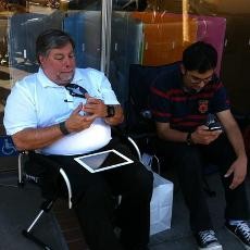  Pendiri Apple Ikut Antre iPhone 4S