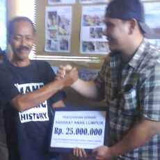 Fadli Padi Serahkan Bantuan Bagi Anak Korban Lumpur Lapindo