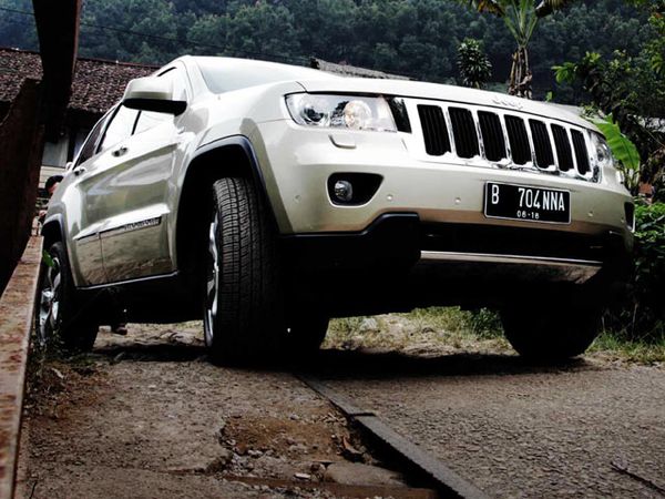 Menjajal Ketangguhan Jeep Grand Cherokee Menjajal Ketangguhan Jeep Grand Cherokee