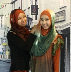 Lilitan Shawl Kaos, Percantik Muslimah Masa Kini