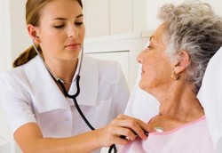 3 dari 4 Perawat Terlalu Sibuk untuk Ngobrol dengan Pasien