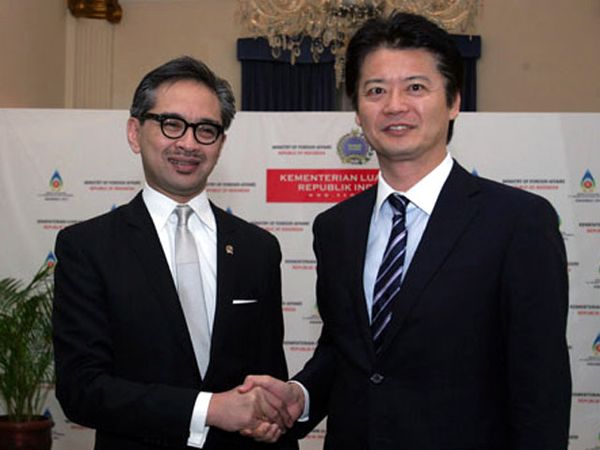 Marty Natalegawa Terima Menlu Jepang Marty Natalegawa Terima Menlu Jepang