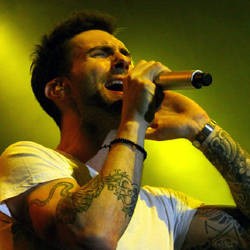 Adam Levine Bugil Bareng Pacar di Majalah Vogue