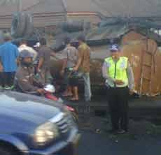 Truk Tangki Terguling, Warga Rebutan Minyak Goreng