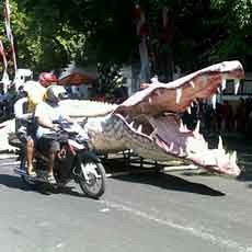 Peserta Pawai HUT Jatim Tonjolkan Ciri Khas Daerahnya