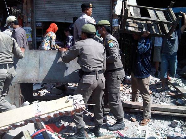 Pasar Babat Dibongkar Satpol PP