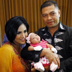 KD & Raul Gelar Akikah untuk Amora