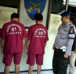 Warga Hajar Dua Pencuri Motor Berbekal Senpi Mainan