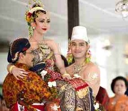 Kirab Pengantin Keraton Yogya Dimulai, Warga Menyambut Meriah!