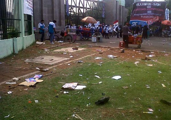 Demo Bubar, DPR Penuh Sampah