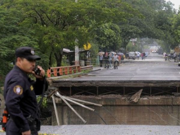 Banjir Putuskan Jembatan