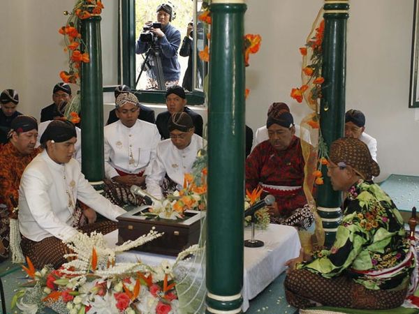 Sultan Nikahkan Putrinya