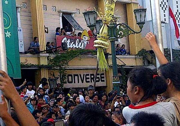 Warga Yogya Nonton Kirab Pengantin