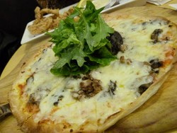 Ngemil Pizza Sapi Muda Sambil Cuci Mata