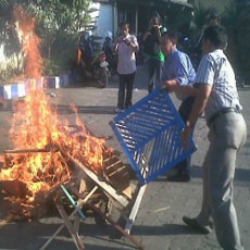 Digunakan Berjudi, Puluhan Bekupon Dibakar Polisi