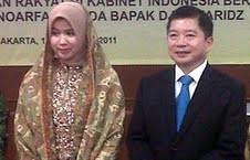 Istri Muda Temani Suharso Saat Serah Terima Jabatan Menpera
