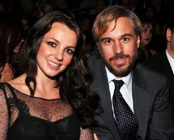 Britney Spears & Pacar Beradegan Panas di Video Klip