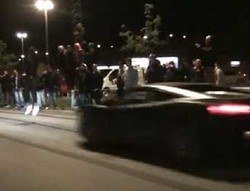 Aksi Gila Melompati Mobil Sport yang Tengah Melaju Kencang