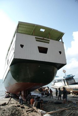 Perahu Pinisi di Bumi Kalimantan