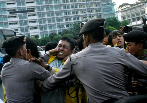 Demontrasi Mahasiswa Dibubarkan Paksa