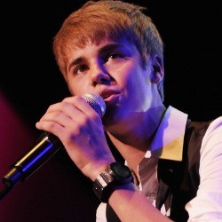 Hujan Salju di Video Klip Mistletoe Justin Bieber