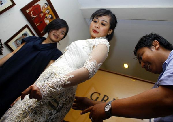 Astrid Fitting Baju Pengantin