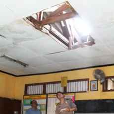 Dinas Pendidikan Janji Segera Perbaiki SDN Gubeng Ambrol