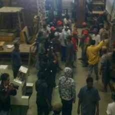 Eksekusi Bekas Pabrik Mie Simo Jawar Diwarnai Adu Mulut