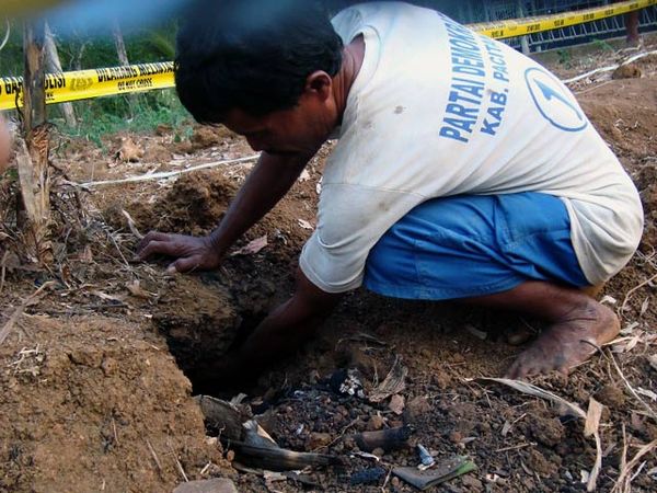 Tanah Amblas Keluarkan Bara Api