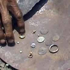 Warga Nganjuk Berburu Emas Kuno di Sungai Widas