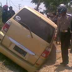 Suzuki APV Tabrak Biker Nyungsep Masuk Got