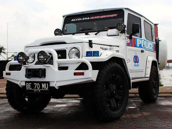 Mini Bar di Mobil Polisi