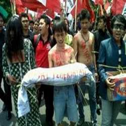 Peringati 2 Tahun SBY-Boediono, Mahasiswa Semarang Gotong Mayat