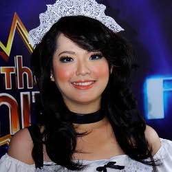 Magdalena Jadi Pengasuh Kakek Kakek Narsis