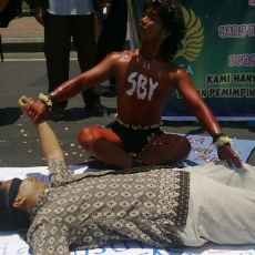 Ratusan Mahasiswa Surabaya Peringati 2 Tahun Pemerintahan SBY