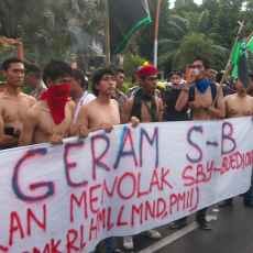 Mahasiswa Bertelanjang Dada Injak Gambar SBY-Boediono