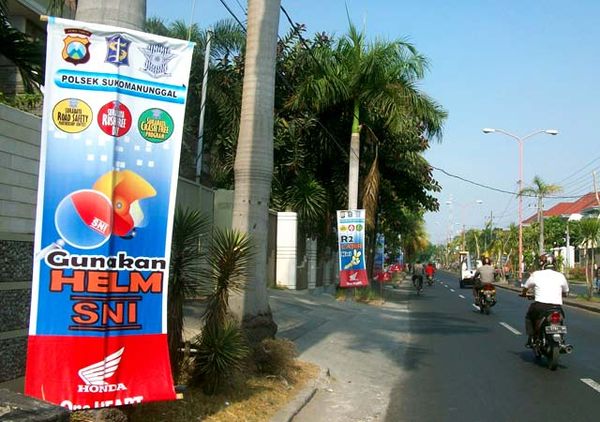 Puluhan Banner Safety Riding Dipaku di Pohon
