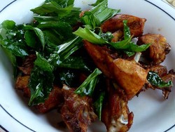 Sambil Menunggu Ayam Ditangkap, Bumbunya Disiapkan