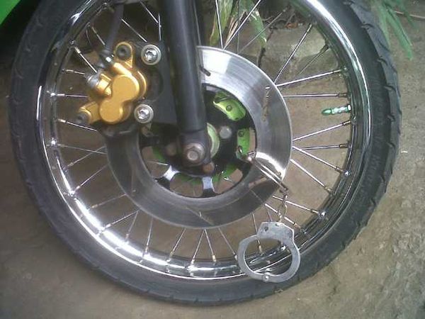 Kunci Roda Motor dengan Borgol