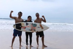 Oleh-Oleh dari Pantai Lagundri Sorake Nias, Papan Surfing!