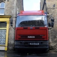 Gara-gara GPS, Truk Nyangkut di Gang Sempit