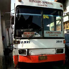 Tekanan Rem Kurang, Bus Damri Nyerempet Pagar Dealer Motor