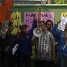 Telat 1 Menit Uang Makan Dipotong, Buruh Pabrik Baja Demo