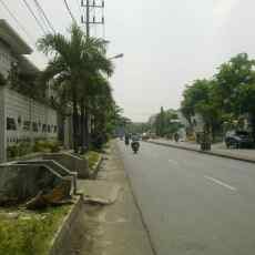 Polisi Cabut Banner Berlogo Polda dan Pemkot yang Dipaku di Pohon