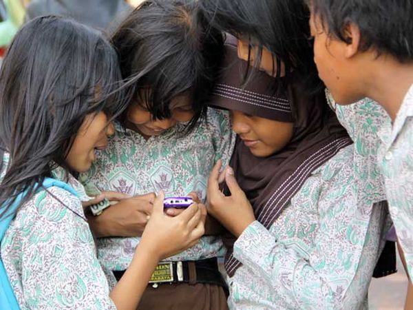 Ponsel Tak Lagi Monopoli Orang Dewasa